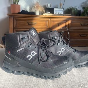 ON Running Cloudrock Waterproof Hiking Booy